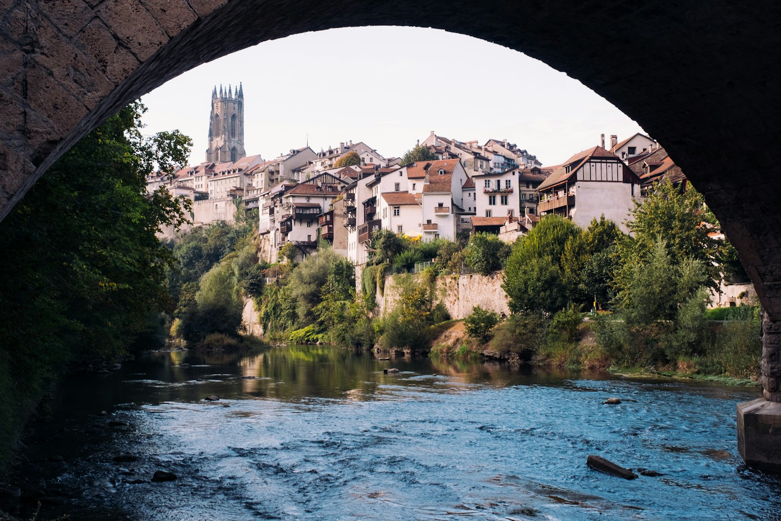 Ville de Fribourg avec bâtiments historiques — couvreur Fribourg Google