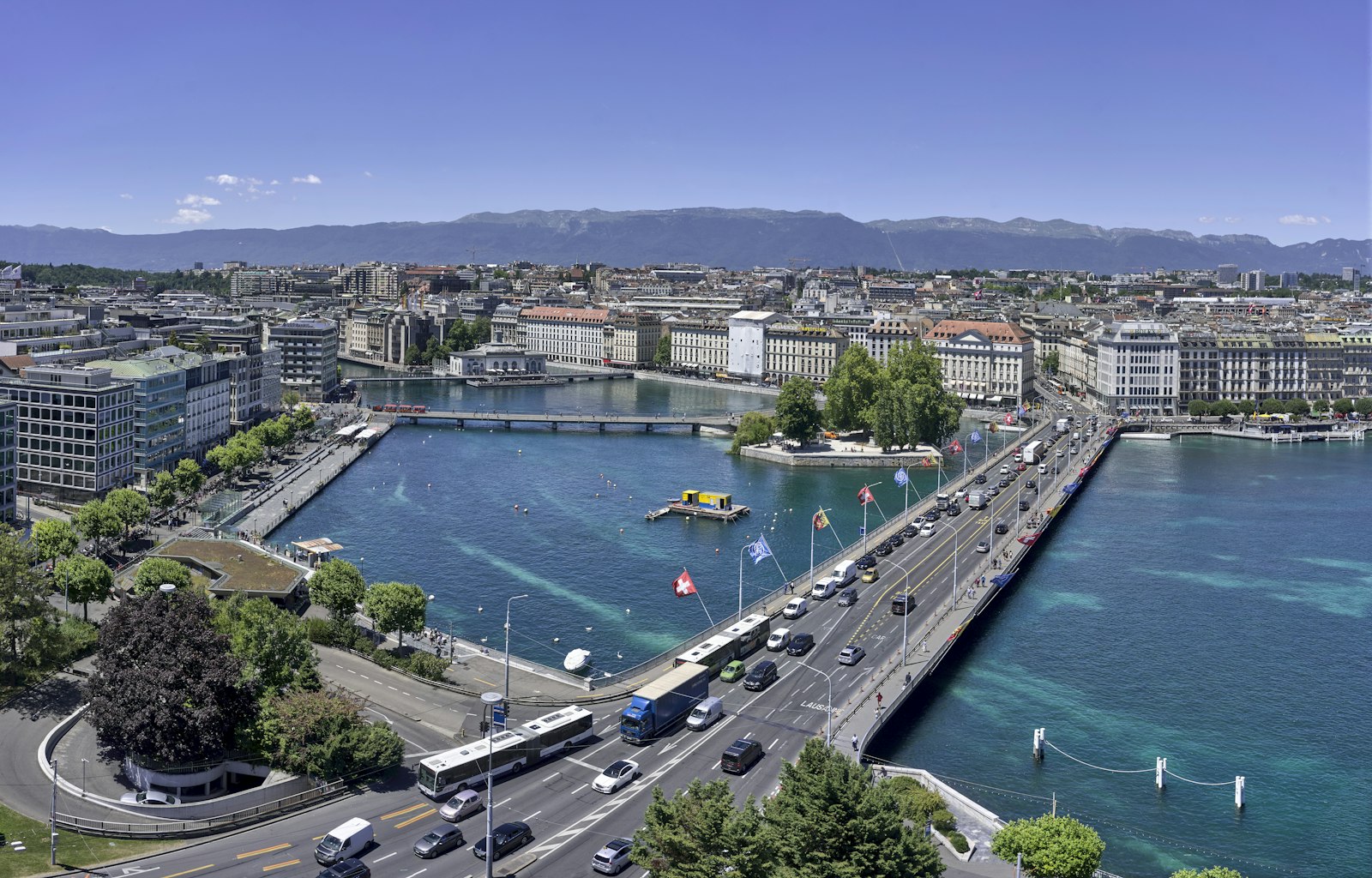 Vue aérienne de Genève et du lac Léman — couvreur Genève visibilité en ligne