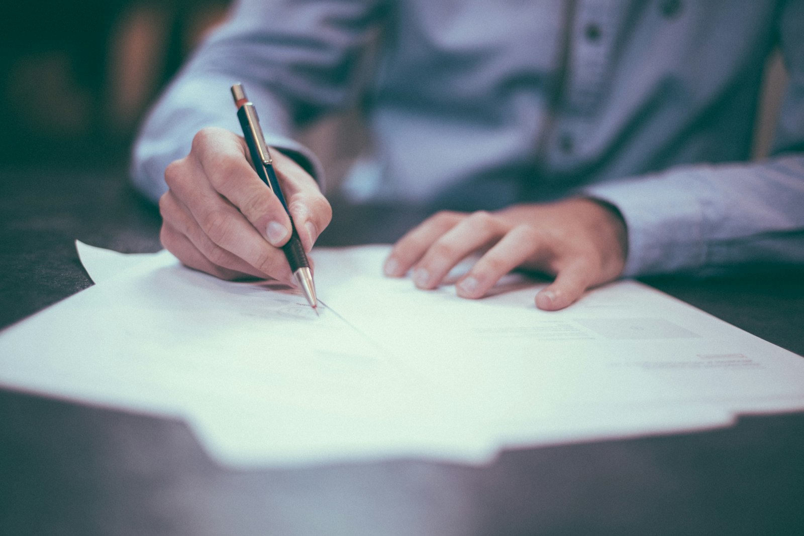 Personne signant un document — structurer un devis couvreur qui fait signer