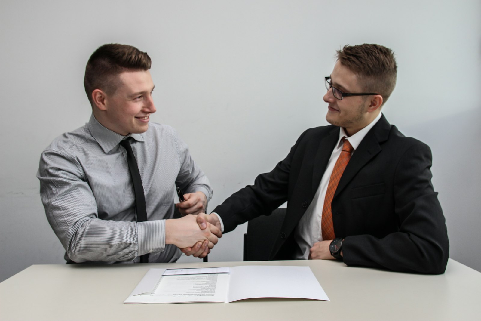 Poignée de main satisfait — fidélisation client couvreur Suisse romande