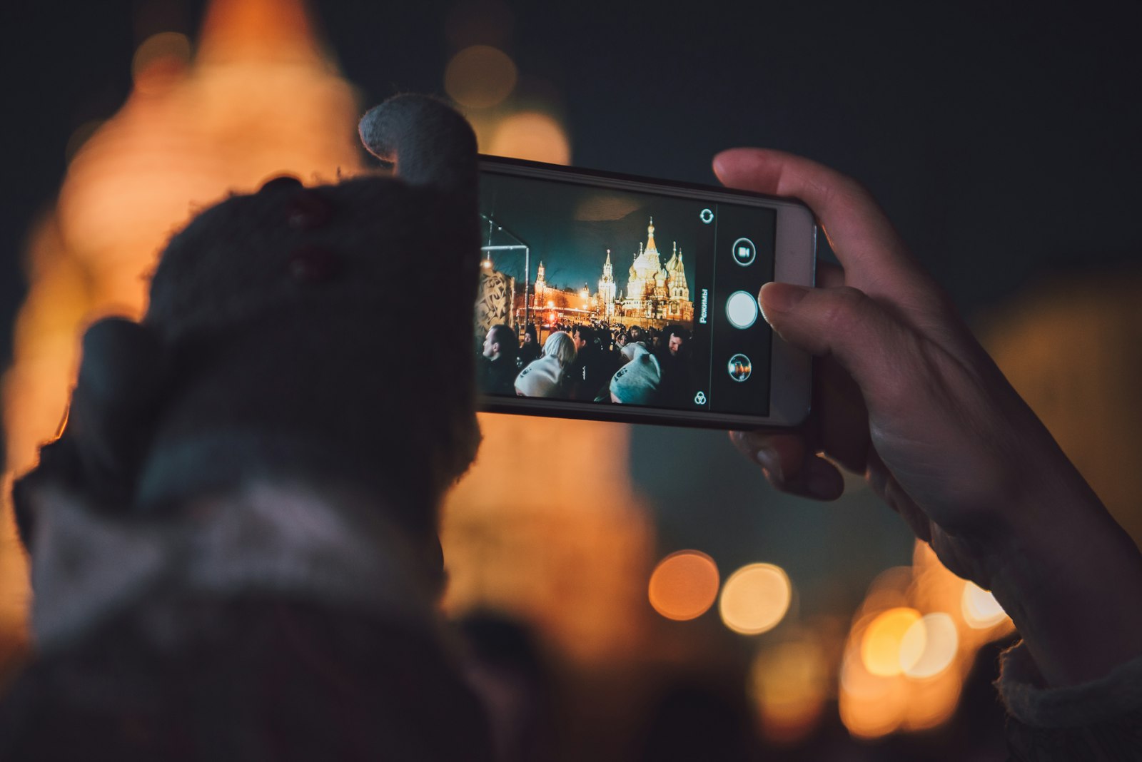 Smartphone photographiant un bâtiment — guide photos de chantier pour couvreur