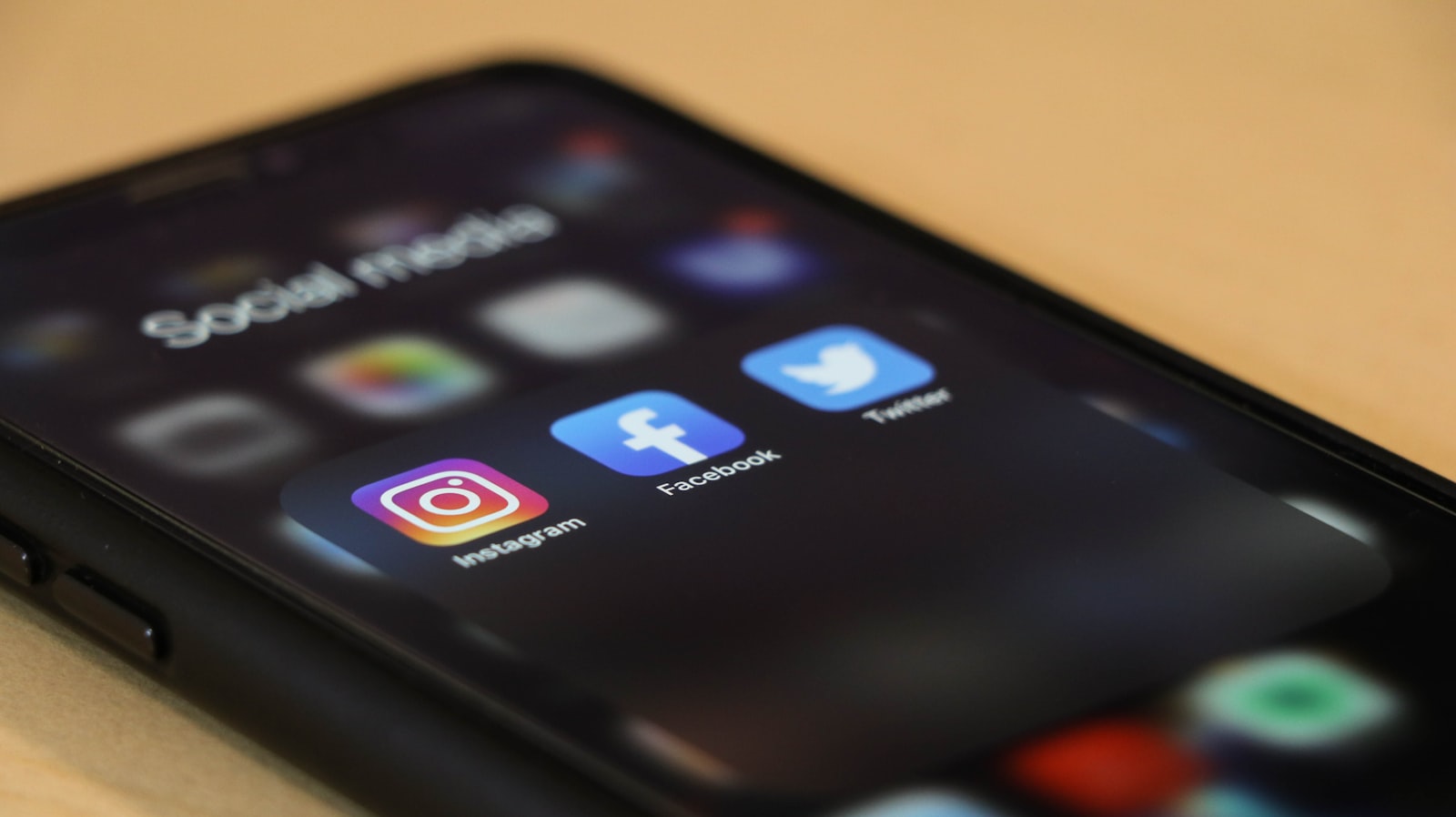 Smartphone avec réseaux sociaux — stratégie social media pour artisans du bâtiment Suisse