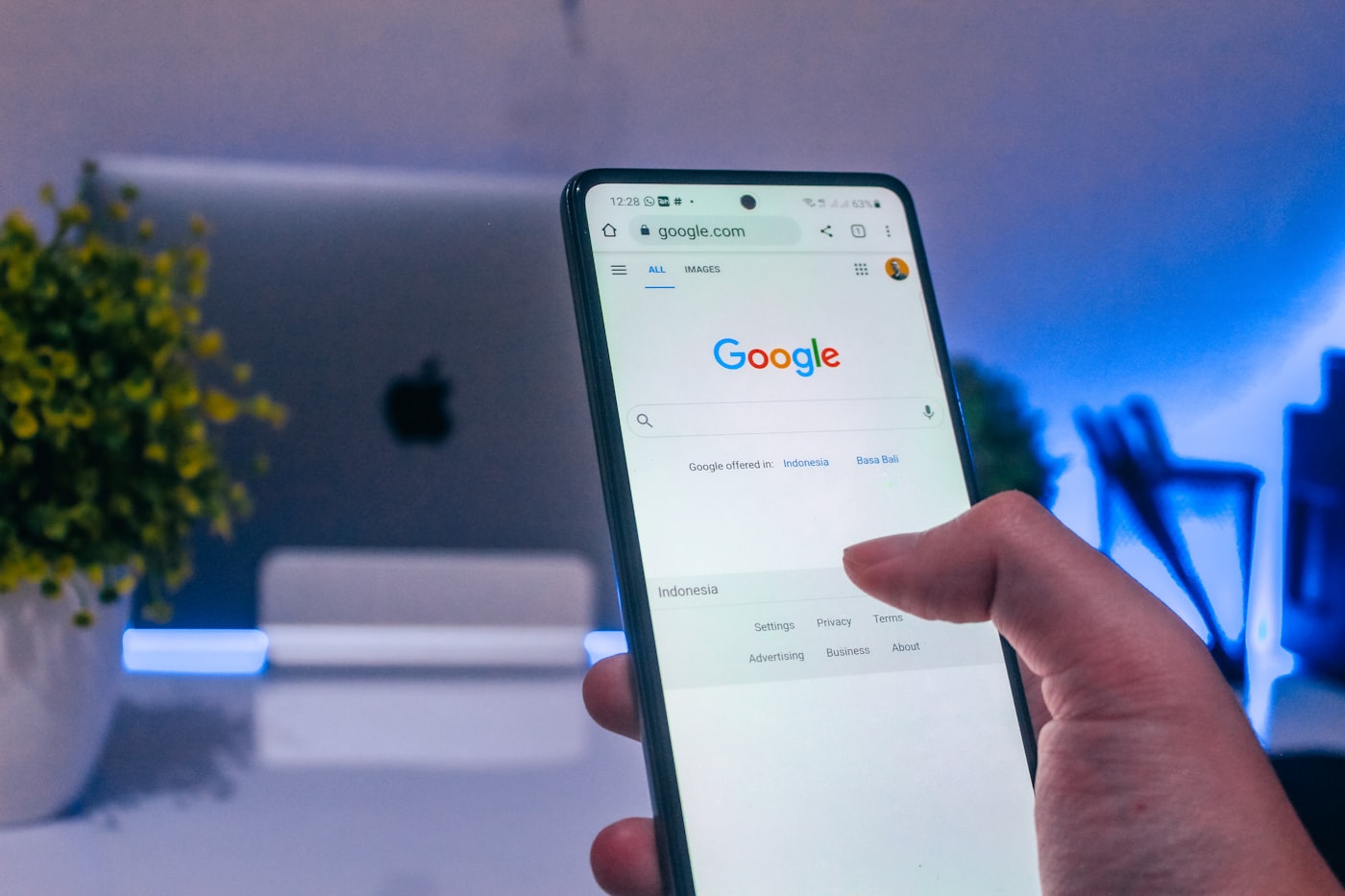 Smartphone avec analytics — SEO vs Google Ads pour couvreur Suisse romande