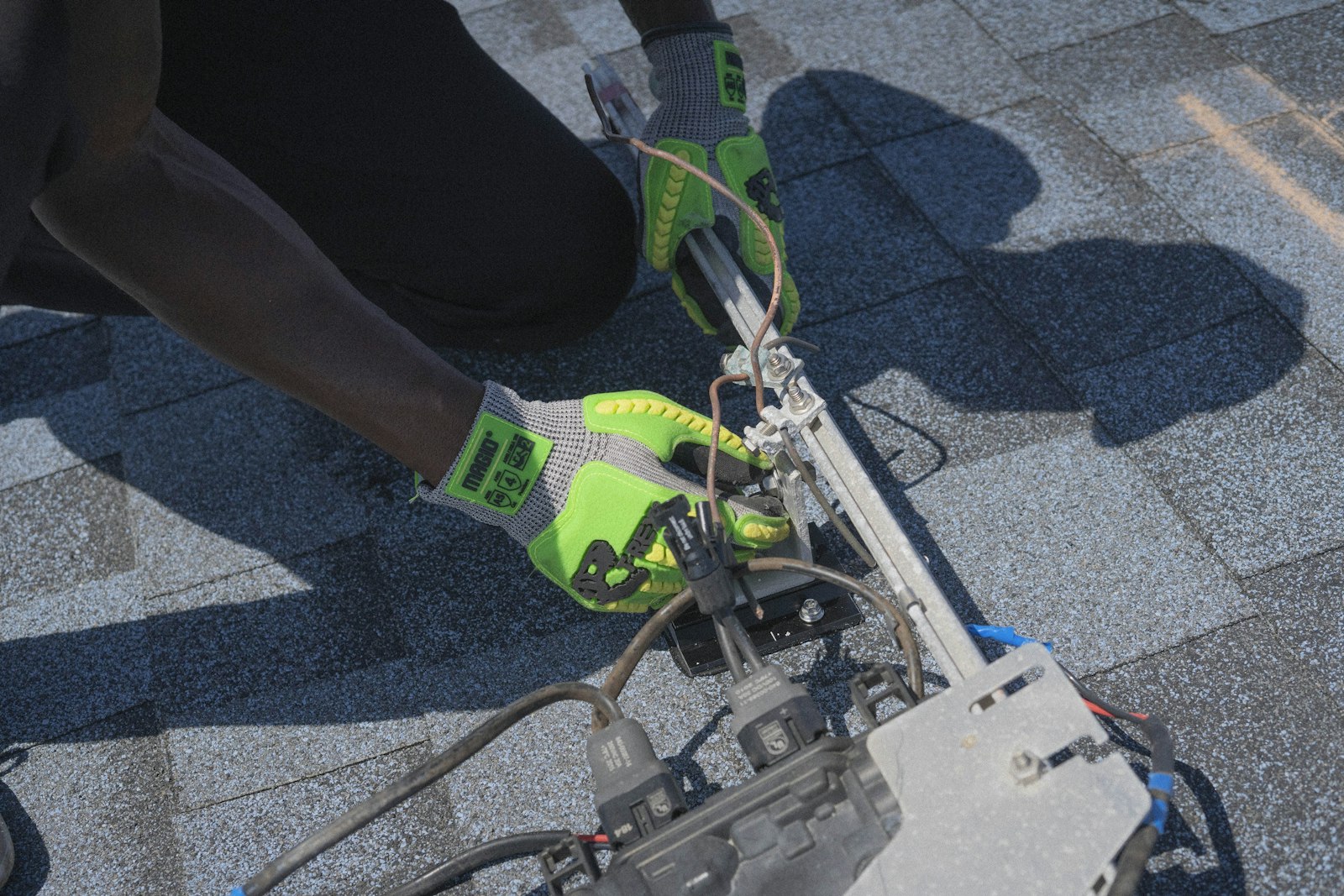 Électricien installant des câbles — site internet électricien Suisse romande