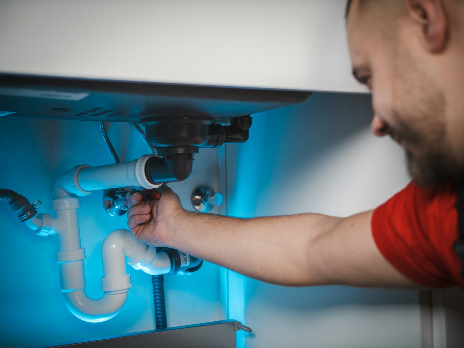 Plombier travaillant sur des tuyaux — site internet plombier Suisse romande