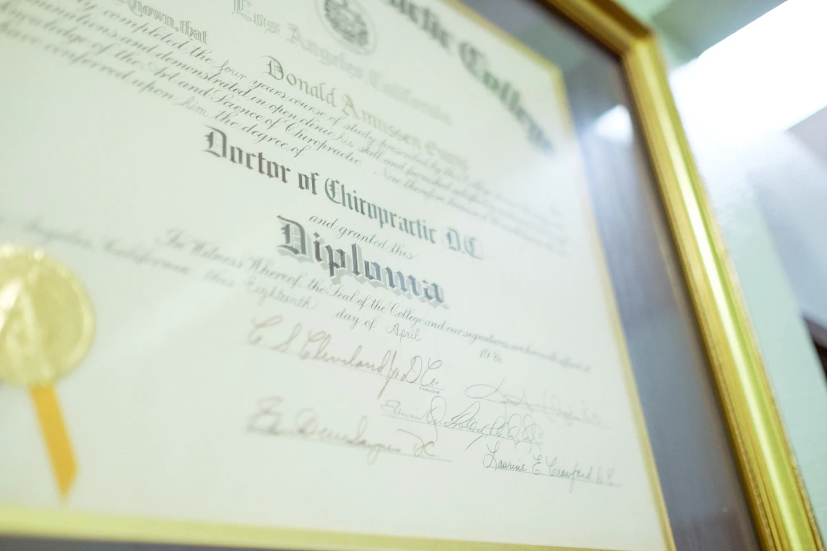 Diplôme encadré avec sceau doré — certification suissetec couvreur Suisse