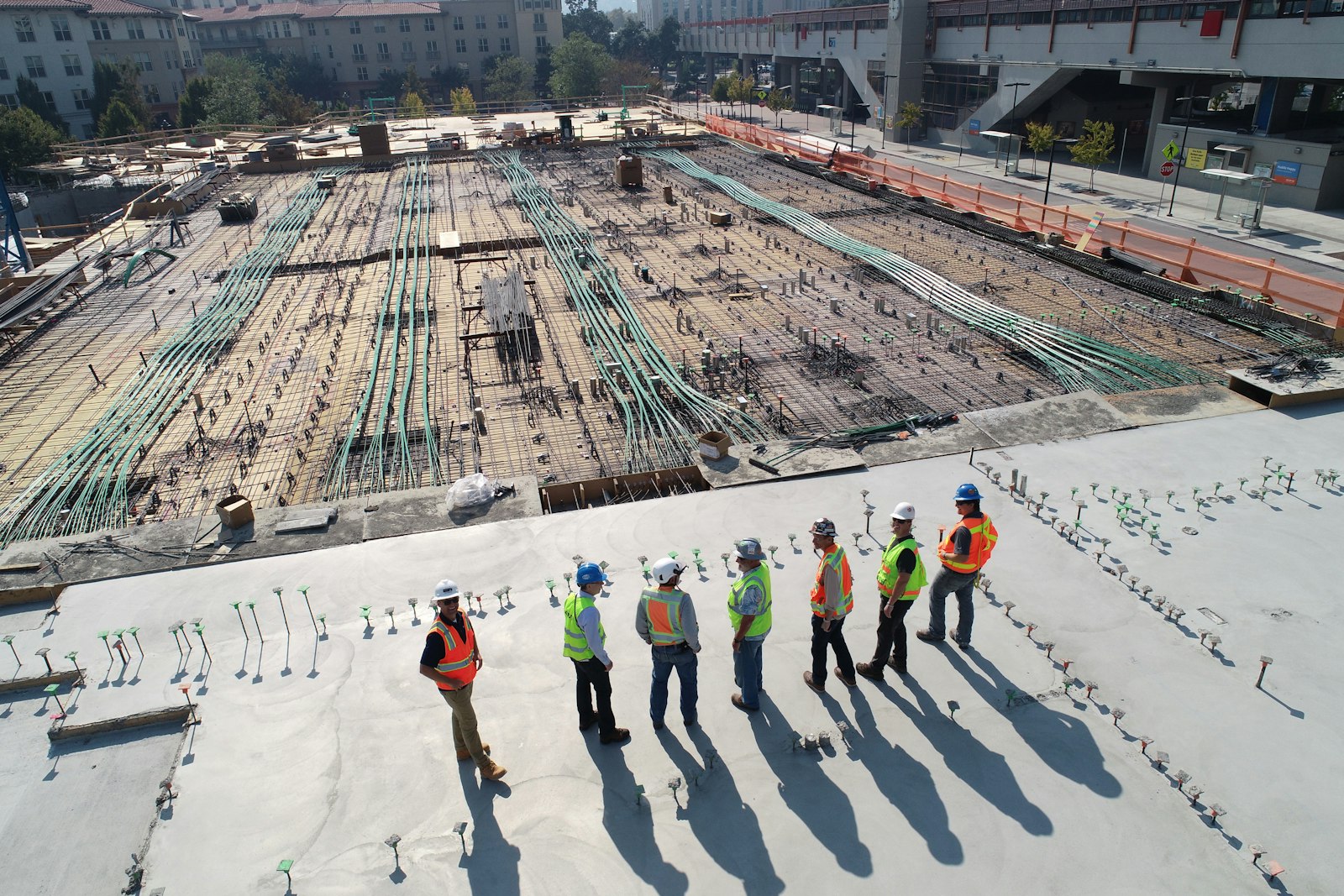 Équipe de couvreurs sur chantier — comment trouver des chantiers en Suisse romande